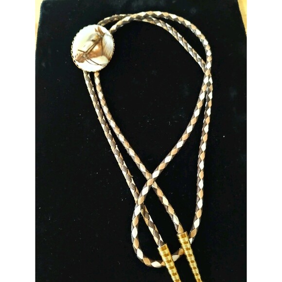 Vintage Bolo Tie Horse Portrait On Porcelain In Gold Tone Setting Leather Braid - Picture 1 of 7